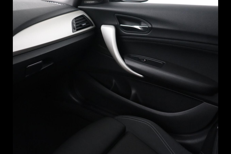 BMW 1-serie 118i Executive | Sportstoelen | Harman/Kardon | Navigatie | Full LED | Climate control | Parkeerhulp | Cruise control