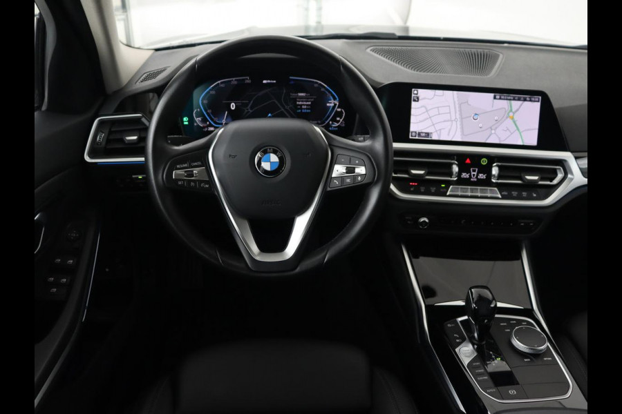 BMW 3-serie 330e Sport Line | Stoelverwarming | Carplay | Sportstoelen | Half leder | Camera | Navigatie | Live Cockpit | DAB | Full LED | Park Assist | Navigatie | Climate control | PHEV | Plug In