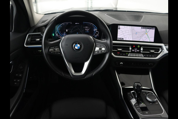 BMW 3-serie 330e Sport Line | Stoelverwarming | Carplay | Sportstoelen | Half leder | Camera | Navigatie | Live Cockpit | DAB | Full LED | Park Assist | Navigatie | Climate control | PHEV | Plug In