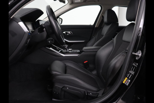 BMW 3-serie 330e Sport Line | Stoelverwarming | Carplay | Sportstoelen | Half leder | Camera | Navigatie | Live Cockpit | DAB | Full LED | Park Assist | Navigatie | Climate control | PHEV | Plug In