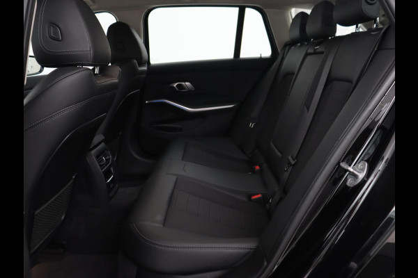 BMW 3-serie 330e Sport Line | Stoelverwarming | Carplay | Sportstoelen | Half leder | Camera | Navigatie | Live Cockpit | DAB | Full LED | Park Assist | Navigatie | Climate control | PHEV | Plug In