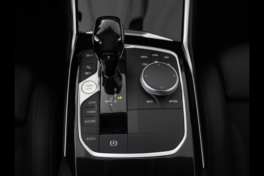 BMW 3-serie 330e Sport Line | Stoelverwarming | Carplay | Sportstoelen | Half leder | Camera | Navigatie | Live Cockpit | DAB | Full LED | Park Assist | Navigatie | Climate control | PHEV | Plug In