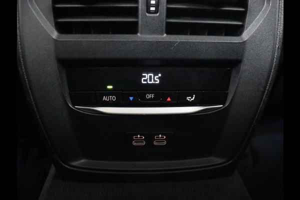 BMW 3-serie 330e Sport Line | Stoelverwarming | Carplay | Sportstoelen | Half leder | Camera | Navigatie | Live Cockpit | DAB | Full LED | Park Assist | Navigatie | Climate control | PHEV | Plug In