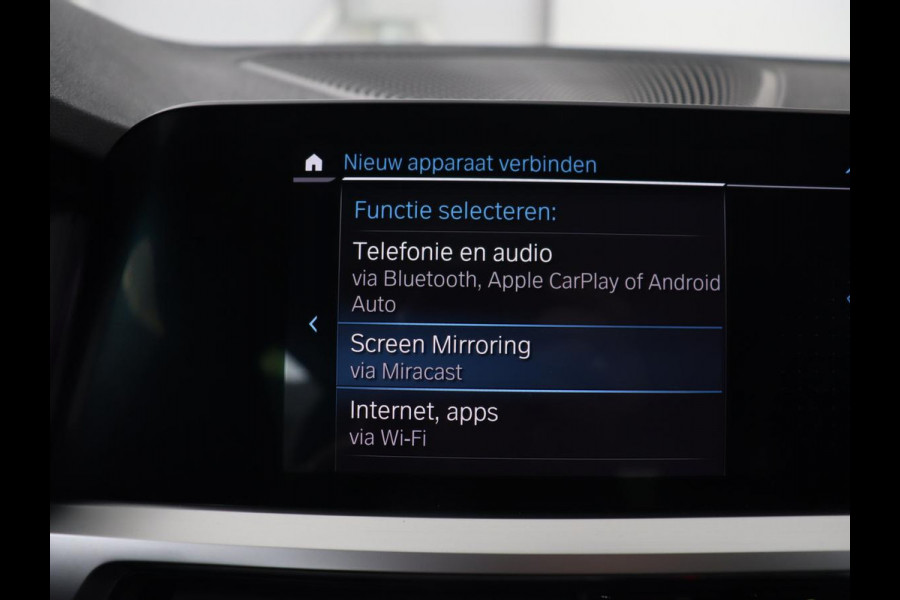 BMW 3-serie 330e Sport Line | Stoelverwarming | Carplay | Sportstoelen | Half leder | Camera | Navigatie | Live Cockpit | DAB | Full LED | Park Assist | Navigatie | Climate control | PHEV | Plug In