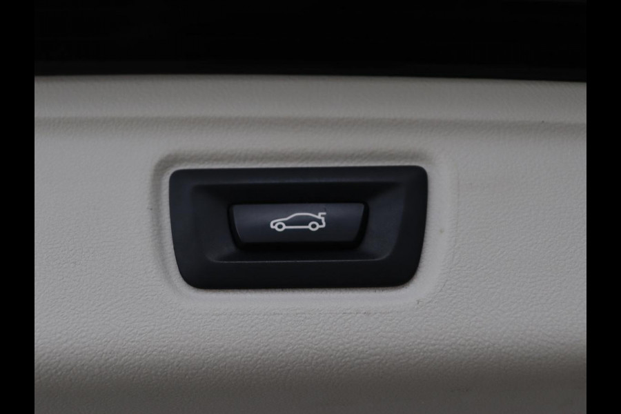 BMW 3-serie 330e Sport Line | Stoelverwarming | Carplay | Sportstoelen | Half leder | Camera | Navigatie | Live Cockpit | DAB | Full LED | Park Assist | Navigatie | Climate control | PHEV | Plug In