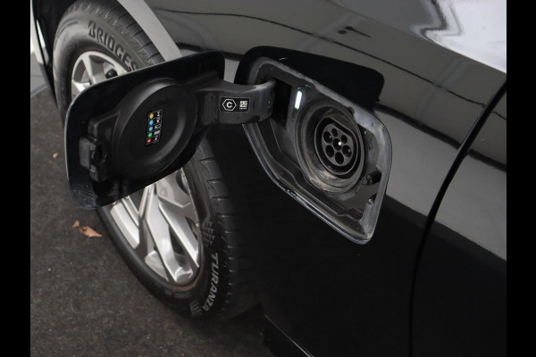 BMW 3-serie 330e Sport Line | Stoelverwarming | Carplay | Sportstoelen | Half leder | Camera | Navigatie | Live Cockpit | DAB | Full LED | Park Assist | Navigatie | Climate control | PHEV | Plug In