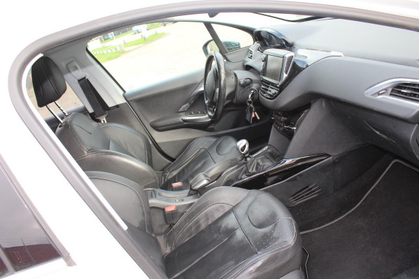 Peugeot 2008 1.2 PureTech Allure MULTIMEDIA AFNEEMBARE TREKHAAK CAMERA PANO
