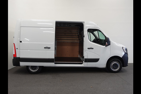 Renault Master T33 2.3 dCi 135 L2H2 BPM VRIJ! Airco Cruise control Parkeersensoren Navigatie Trekhaak