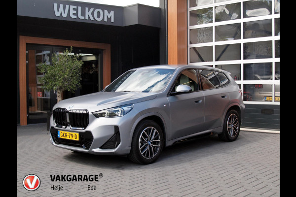 BMW iX1 eDrive20 67 kWh | M-Pakket | NL-Auto | Innovation Pack | BMW Individual Frozen Pure Grey |
