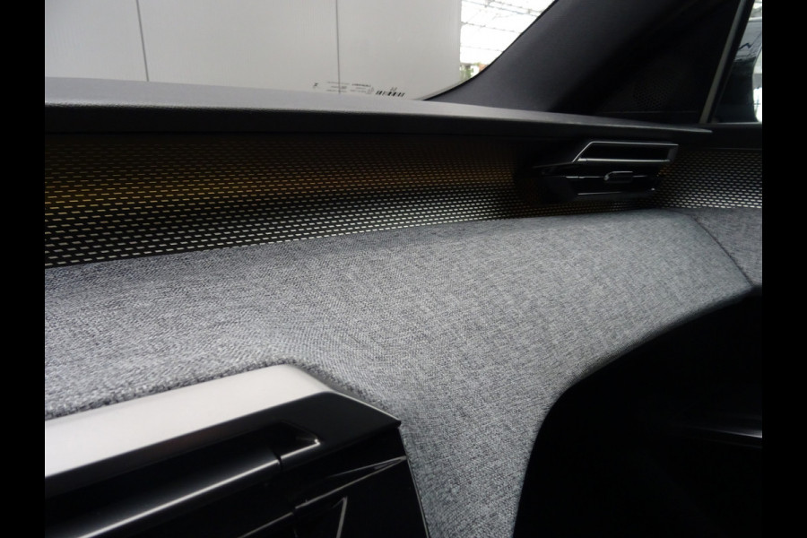 Peugeot E-3008 GT Avantage 210 73 kWh * WARMTEPOMP * 4 SEIZOENSBANDEN !! Peugeot E-3008 GT Avantage 210 73 kWh * WARMTEPOMP * 4 SEIZOENSBANDEN !!