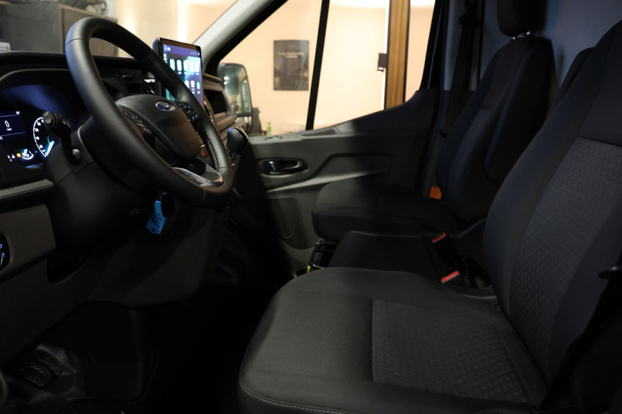 Ford Transit 350 2.0 TDCI L3H2 DC | Nieuw | CarPlay | Navigatie | Blind Spot | Stoelverwarming | Camera | DAB | Cruise control | Trekhaak | PDC V+A | Dubbel cabine | 5-Zitter | MY2024 | BPM Vrij