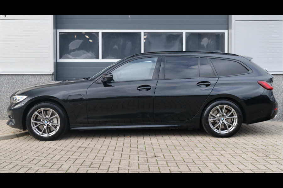 BMW 3 Serie Touring 330e Sport Line / SOH 95% / Hifi / Camera / Sportstoelen /