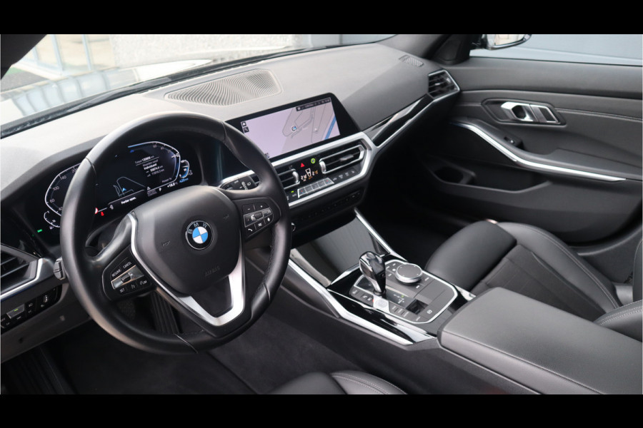BMW 3 Serie Touring 330e Sport Line / SOH 95% / Hifi / Camera / Sportstoelen /