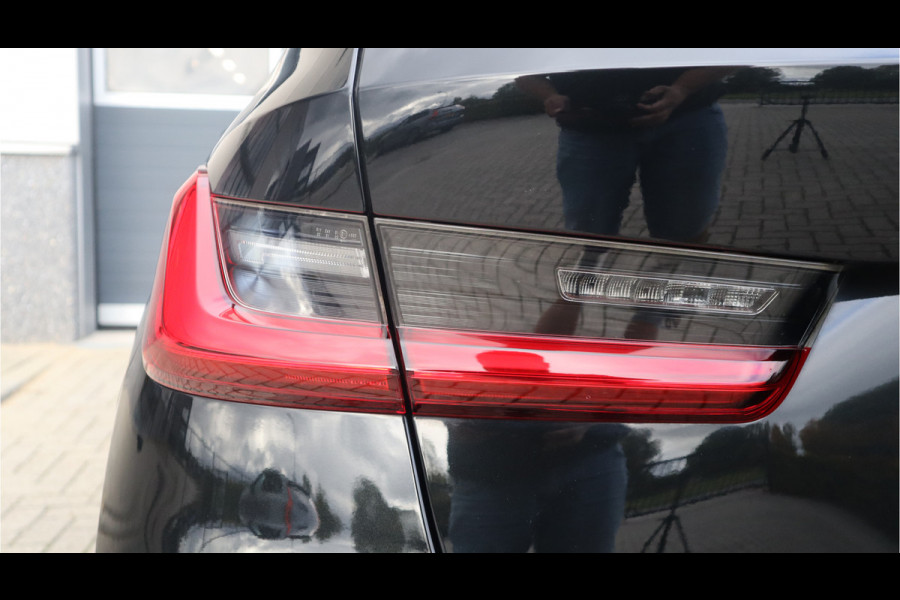 BMW 3 Serie Touring 330e Sport Line / SOH 95% / Hifi / Camera / Sportstoelen /