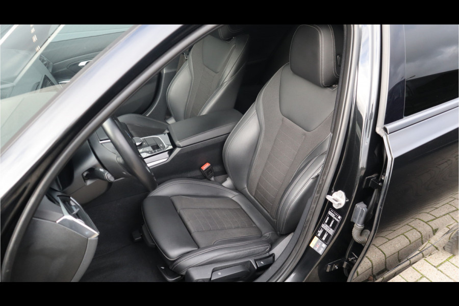 BMW 3 Serie Touring 330e Sport Line / SOH 95% / Hifi / Camera / Sportstoelen /