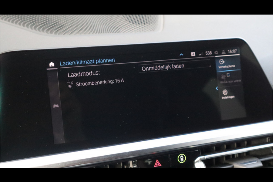 BMW 3 Serie Touring 330e Sport Line / SOH 95% / Hifi / Camera / Sportstoelen /