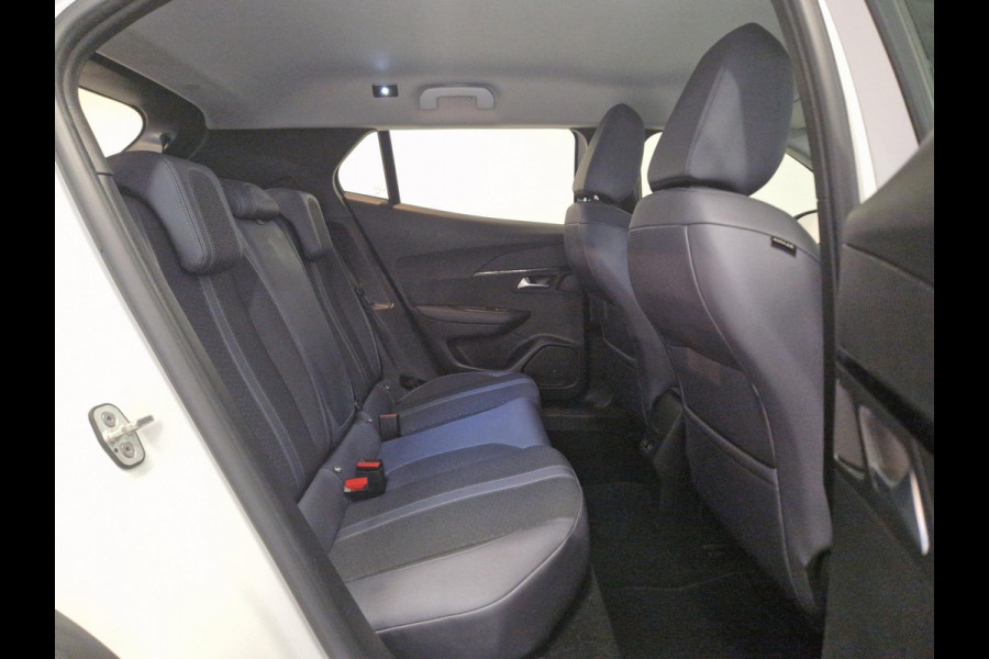 Peugeot e-2008 EV Allure 50 kWh | Navigatie | Adaptieve Cruise Control | Achteruitrijcamera | Parkeersensoren voor en achter
