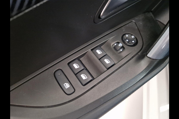 Peugeot e-2008 EV Allure 50 kWh | Navigatie | Adaptieve Cruise Control | Achteruitrijcamera | Parkeersensoren voor en achter