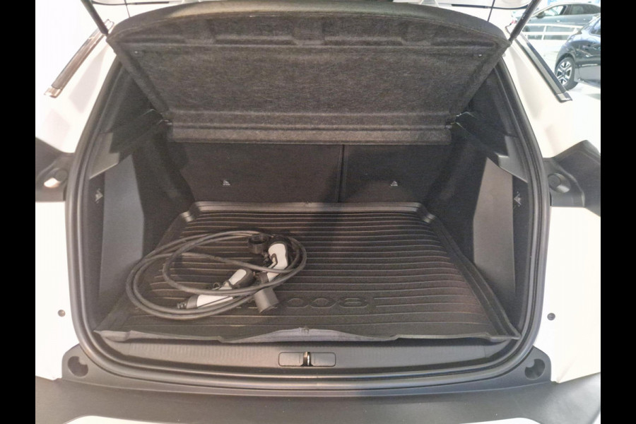 Peugeot e-2008 EV Allure 50 kWh | Navigatie | Adaptieve Cruise Control | Achteruitrijcamera | Parkeersensoren voor en achter