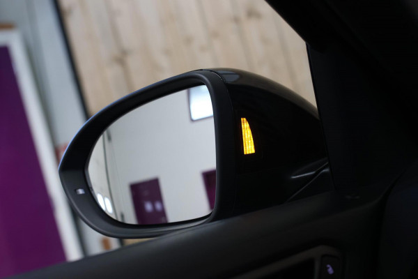 Volkswagen T-Roc 1.5 TSI R-Line *Pano*Camera*Beats*DSG*Virtual Plus* Volkswagen T-Roc 1.5 TSI R-Line *Pano*Camera*Beats*DSG*Virtual Plus*