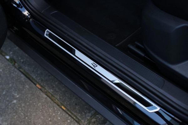 Volkswagen T-Roc 1.5 TSI R-Line *Pano*Camera*Beats*DSG*Virtual Plus* Volkswagen T-Roc 1.5 TSI R-Line *Pano*Camera*Beats*DSG*Virtual Plus*