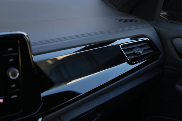 Volkswagen T-Roc 1.5 TSI R-Line *Pano*Camera*Beats*DSG*Virtual Plus* Volkswagen T-Roc 1.5 TSI R-Line *Pano*Camera*Beats*DSG*Virtual Plus*