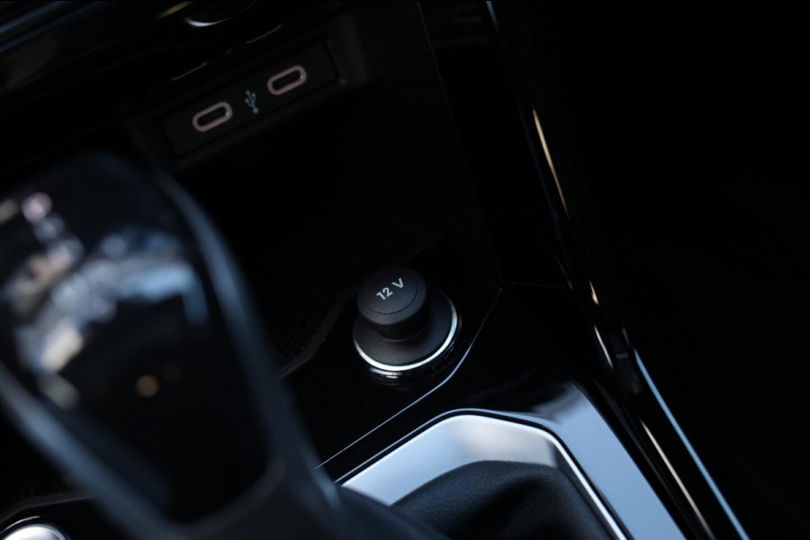 Volkswagen T-Roc 1.5 TSI R-Line *Pano*Camera*Beats*DSG*Virtual Plus* Volkswagen T-Roc 1.5 TSI R-Line *Pano*Camera*Beats*DSG*Virtual Plus*