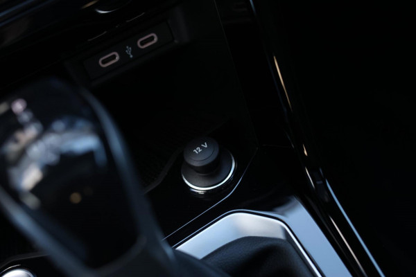 Volkswagen T-Roc 1.5 TSI R-Line *Pano*Camera*Beats*DSG*Virtual Plus* Volkswagen T-Roc 1.5 TSI R-Line *Pano*Camera*Beats*DSG*Virtual Plus*