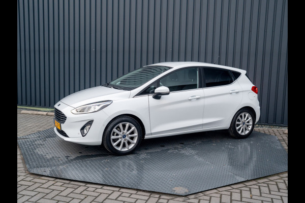 Ford Fiesta 1.0 EcoB. Aut. Titanium | Trekhaak | Stoel & Stuur verw. | Camera | Navi | PDC V&A | Prijs Rijklaar!!