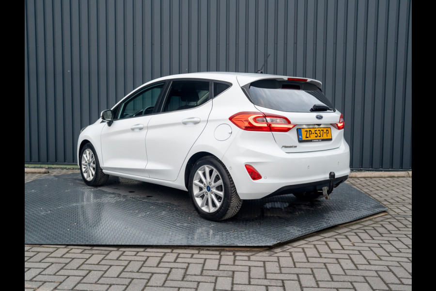 Ford Fiesta 1.0 EcoB. Aut. Titanium | Trekhaak | Stoel & Stuur verw. | Camera | Navi | PDC V&A | Prijs Rijklaar!!