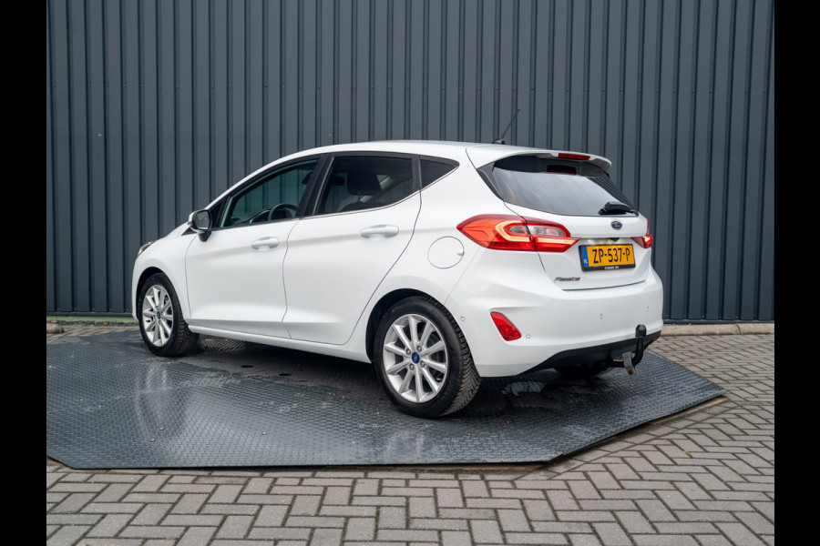 Ford Fiesta 1.0 EcoB. Aut. Titanium | Trekhaak | Stoel & Stuur verw. | Camera | Navi | PDC V&A | Prijs Rijklaar!!