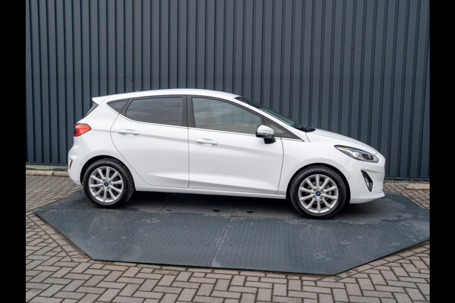 Ford Fiesta 1.0 EcoB. Aut. Titanium | Trekhaak | Stoel & Stuur verw. | Camera | Navi | PDC V&A | Prijs Rijklaar!!
