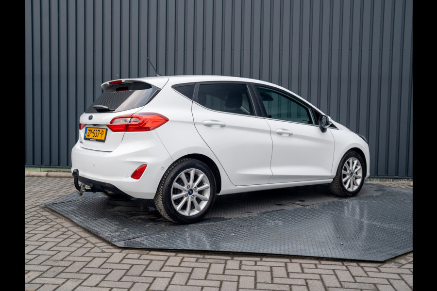 Ford Fiesta 1.0 EcoB. Aut. Titanium | Trekhaak | Stoel & Stuur verw. | Camera | Navi | PDC V&A | Prijs Rijklaar!!