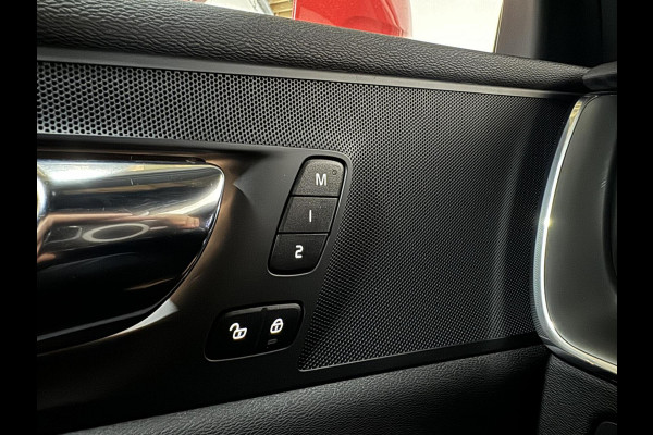 Volvo XC60 2.0 T8 Twin Engine AWD Pano Memory 360° HUD Autopilot Carplay Trekh. Volvo XC60 2.0 T8 Twin Engine AWD Pano Memory 360° HUD Autopilot Carplay Trekh.