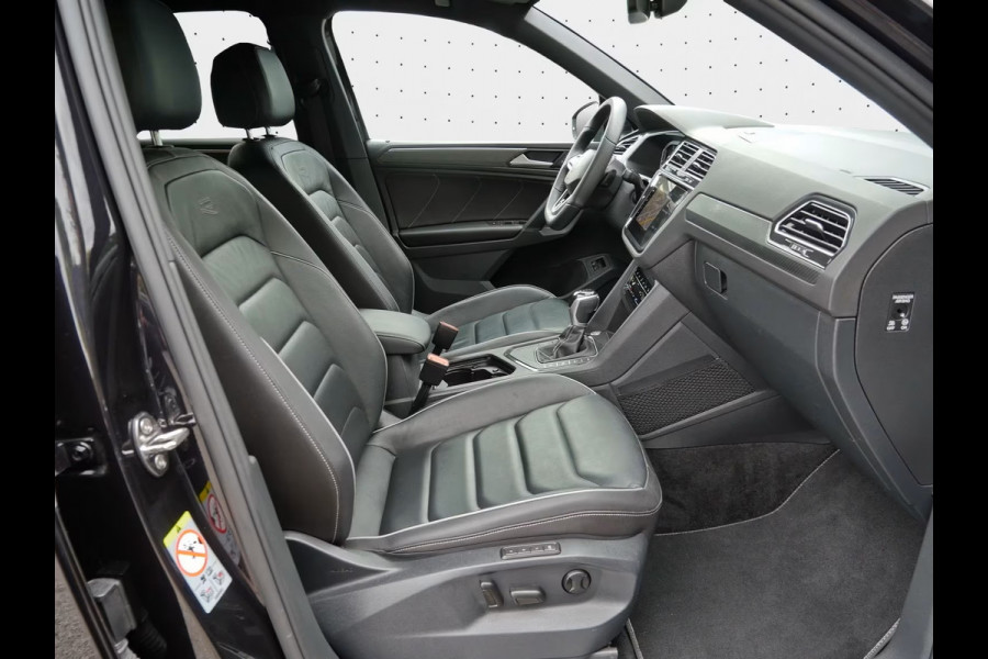 Volkswagen Tiguan 1.4 TSI eHybrid R-Line ** IQ LIGHT, VIRTUAL, LEDER, TREKH, 20-inch LMV, ACC, WINTER ** 1e EIG - Slechts 64.250km. ** ** INFORMEER OOK NAAR ONZE AANTREKKELIJKE FINANCIAL-LEASE TARIEVEN **
