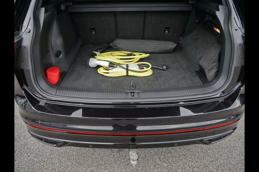 Volkswagen Tiguan 1.4 TSI eHybrid R-Line ** IQ LIGHT, VIRTUAL, LEDER, TREKH, 20-inch LMV, ACC, WINTER ** 1e EIG - Slechts 64.250km. ** ** INFORMEER OOK NAAR ONZE AANTREKKELIJKE FINANCIAL-LEASE TARIEVEN **