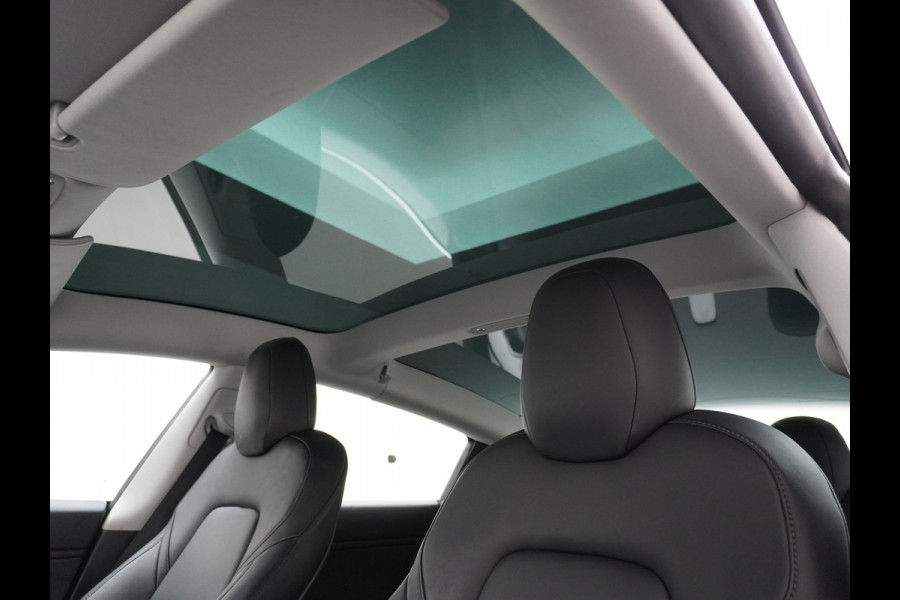 Tesla Model 3 RWD SR+ 60kWh 325PK 19"Lmv  AutoPilot Leder PanoDak Adaptive-Cruise Lmv Camera's Elektr.-Stuur+Stoelen+Spiegels+Geheugen+Easy-En Navi LED Comfortstoelen ACC DAB Voorverwarmen interieur via App Keyless via Telefoonsleutel One-Pedal-Drive 1e Eigenaar Origineel Nederlandse auto tot 11kw laden thuis! 1.584kg licht!