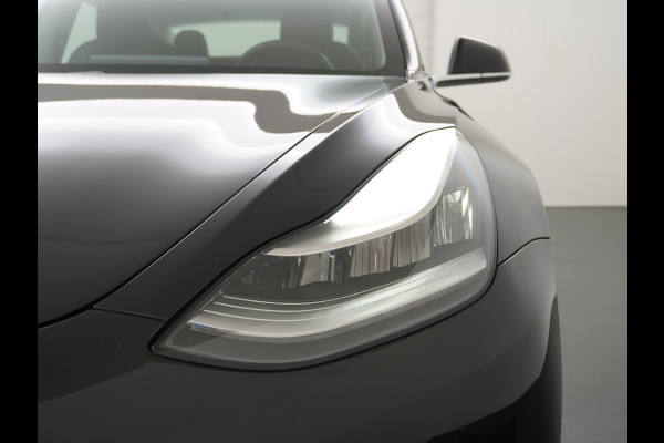 Tesla Model 3 RWD SR+ 60kWh 325PK 19"Lmv  AutoPilot Leder PanoDak Adaptive-Cruise Lmv Camera's Elektr.-Stuur+Stoelen+Spiegels+Geheugen+Easy-En Navi LED Comfortstoelen ACC DAB Voorverwarmen interieur via App Keyless via Telefoonsleutel One-Pedal-Drive 1e Eigenaar Origineel Nederlandse auto tot 11kw laden thuis! 1.584kg licht!