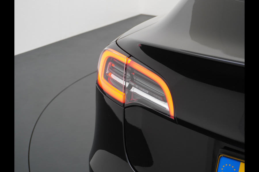 Tesla Model 3 RWD SR+ 60kWh 325PK 19"Lmv  AutoPilot Leder PanoDak Adaptive-Cruise Lmv Camera's Elektr.-Stuur+Stoelen+Spiegels+Geheugen+Easy-En Navi LED Comfortstoelen ACC DAB Voorverwarmen interieur via App Keyless via Telefoonsleutel One-Pedal-Drive 1e Eigenaar Origineel Nederlandse auto tot 11kw laden thuis! 1.584kg licht!