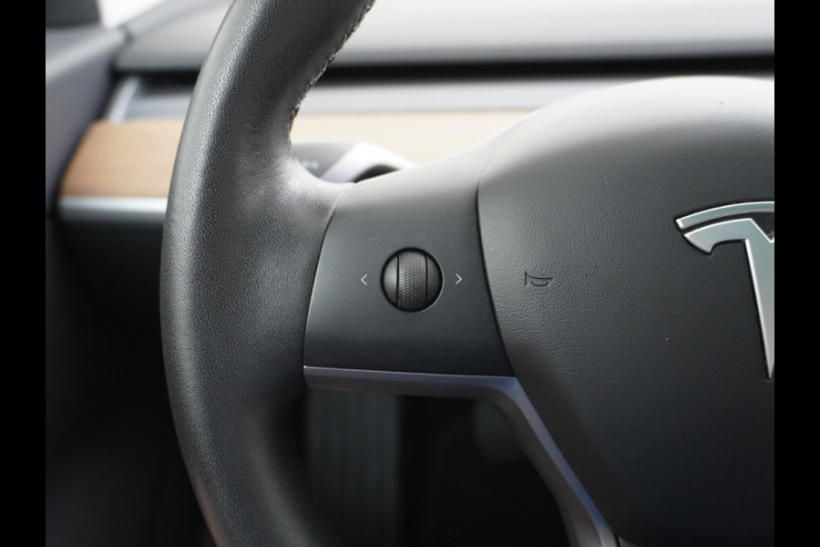 Tesla Model 3 RWD SR+ 60kWh 325PK 19"Lmv  AutoPilot Leder PanoDak Adaptive-Cruise Lmv Camera's Elektr.-Stuur+Stoelen+Spiegels+Geheugen+Easy-En Navi LED Comfortstoelen ACC DAB Voorverwarmen interieur via App Keyless via Telefoonsleutel One-Pedal-Drive 1e Eigenaar Origineel Nederlandse auto tot 11kw laden thuis! 1.584kg licht!
