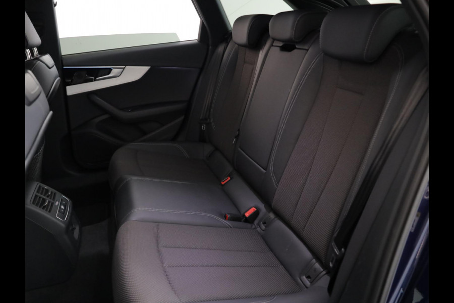 Audi A4 Avant 35 TFSI S edition Competition 150 pk S-tronic | Verlengde garantie | Navigatie | Parkeersensoren | LED koplampen | Stoelverwarming | S-Line |