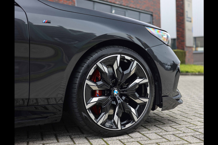 BMW 5 Serie Touring 550e xDrive | M Performance - Pano - Trekhaak - HUD BMW 5 Serie Touring 550e xDrive | M Performance - Pano - Trekhaak - HUD