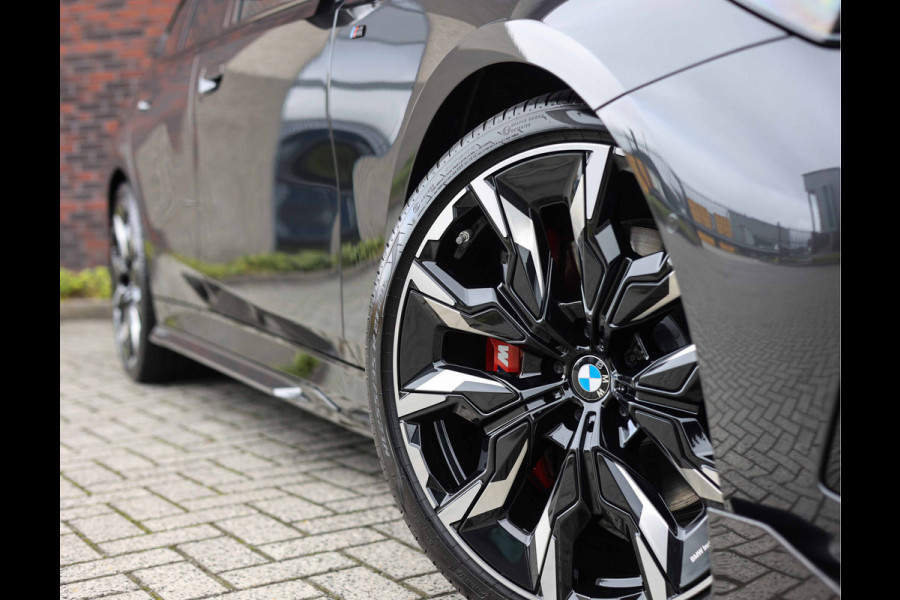 BMW 5 Serie Touring 550e xDrive | M Performance - Pano - Trekhaak - HUD BMW 5 Serie Touring 550e xDrive | M Performance - Pano - Trekhaak - HUD