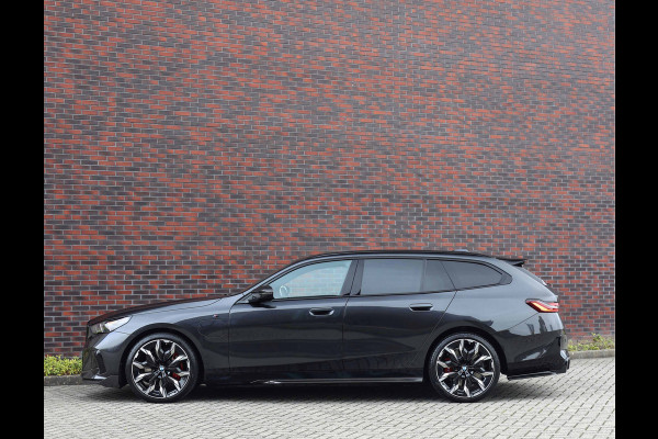 BMW 5 Serie Touring 550e xDrive | M Performance - Pano - Trekhaak - HUD BMW 5 Serie Touring 550e xDrive | M Performance - Pano - Trekhaak - HUD