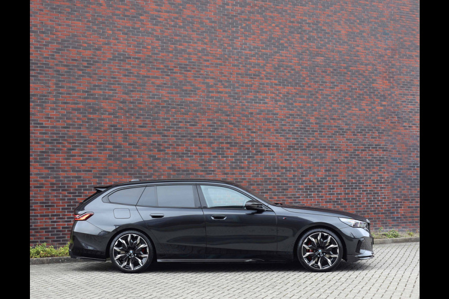 BMW 5 Serie Touring 550e xDrive | M Performance - Pano - Trekhaak - HUD BMW 5 Serie Touring 550e xDrive | M Performance - Pano - Trekhaak - HUD