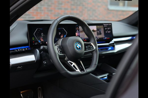 BMW 5 Serie Touring 550e xDrive | M Performance - Pano - Trekhaak - HUD BMW 5 Serie Touring 550e xDrive | M Performance - Pano - Trekhaak - HUD