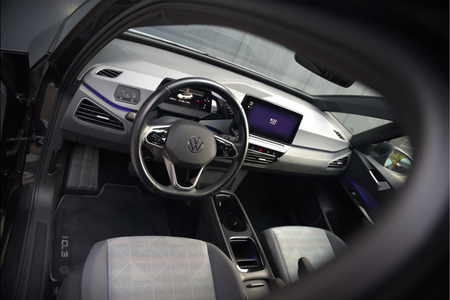 Volkswagen ID.3 Life 58 kWh | Stoelverwarming | Stuurverwarming | Adaptive Cruise Control | Navigatie | Standkachel | Keyless | Parkeersensoren | LED | Apple Carplay | BTW |