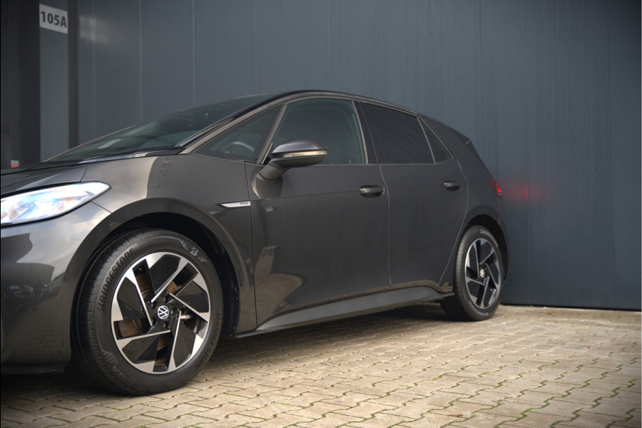 Volkswagen ID.3 Life 58 kWh | Stoelverwarming | Stuurverwarming | Adaptive Cruise Control | Navigatie | Standkachel | Keyless | Parkeersensoren | LED | Apple Carplay | BTW |