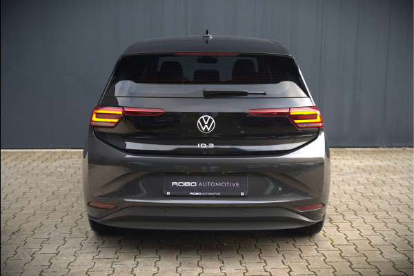 Volkswagen ID.3 Life 58 kWh | Stoelverwarming | Stuurverwarming | Adaptive Cruise Control | Navigatie | Standkachel | Keyless | Parkeersensoren | LED | Apple Carplay | BTW |