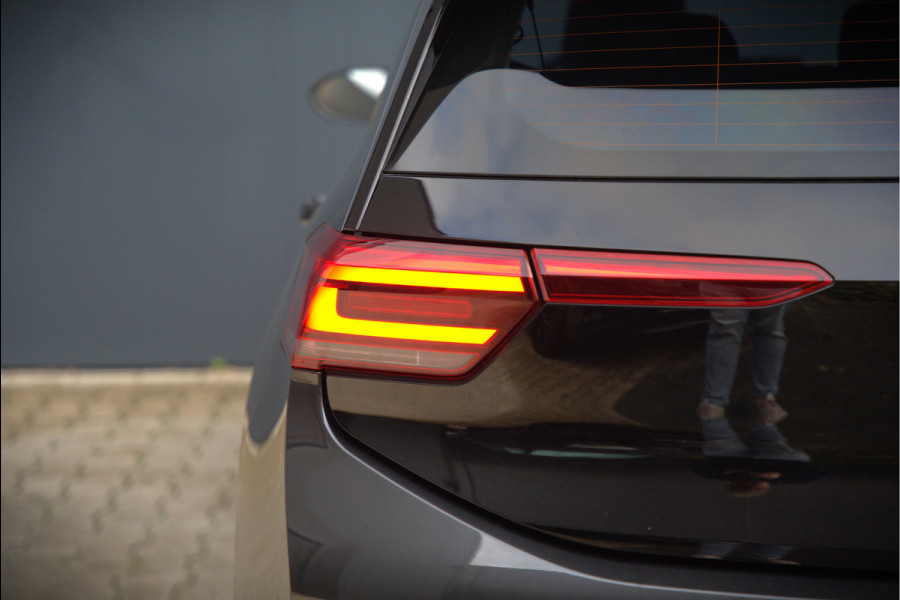 Volkswagen ID.3 Life 58 kWh | Stoelverwarming | Stuurverwarming | Adaptive Cruise Control | Navigatie | Standkachel | Keyless | Parkeersensoren | LED | Apple Carplay | BTW |